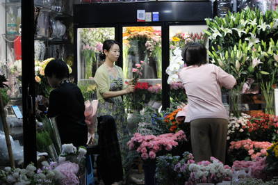 蘭溪門花卉市場“520”鮮花銷售迎高峰，新花樣禮品花卉受追捧